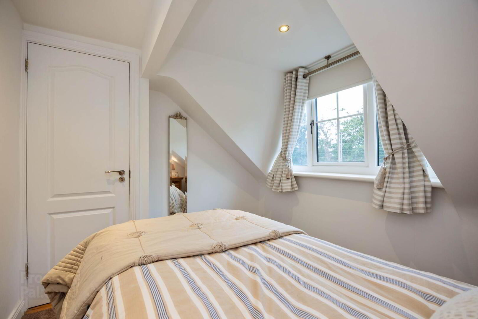 10 Villiers Avenue 31 of 56
