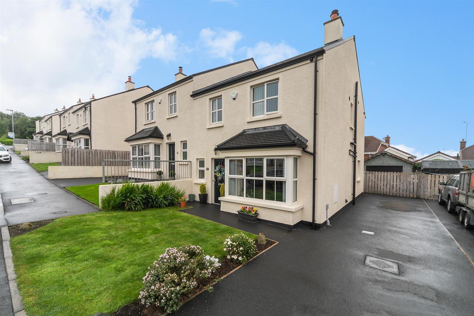 18 Weavers Way 1 of 33