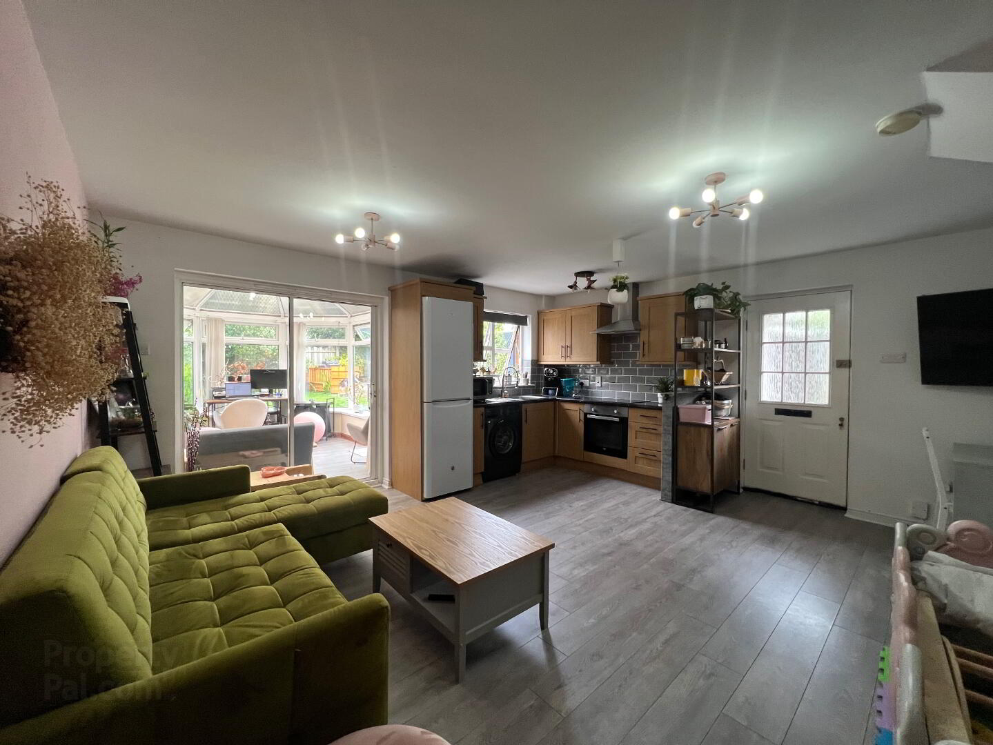 56 Whitethorn Avenue 8 of 30