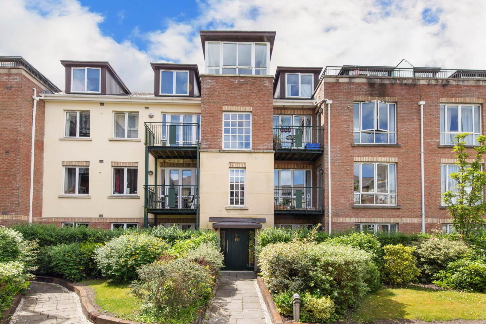 Apt 4 House, 4 Linden Court 1 of 16