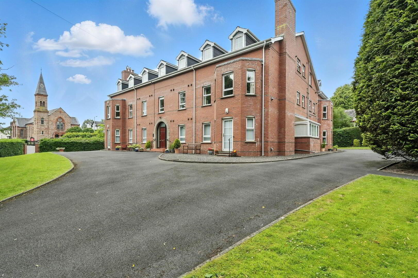 Apt 2 Knockdene Manor, 39-41 Knockdene Park South 1 of 17