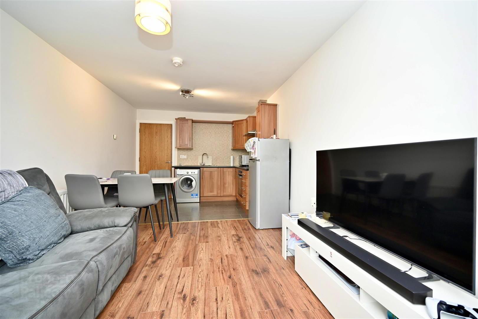 Apt 9, 1 Woodcot Avenue 4 of 6