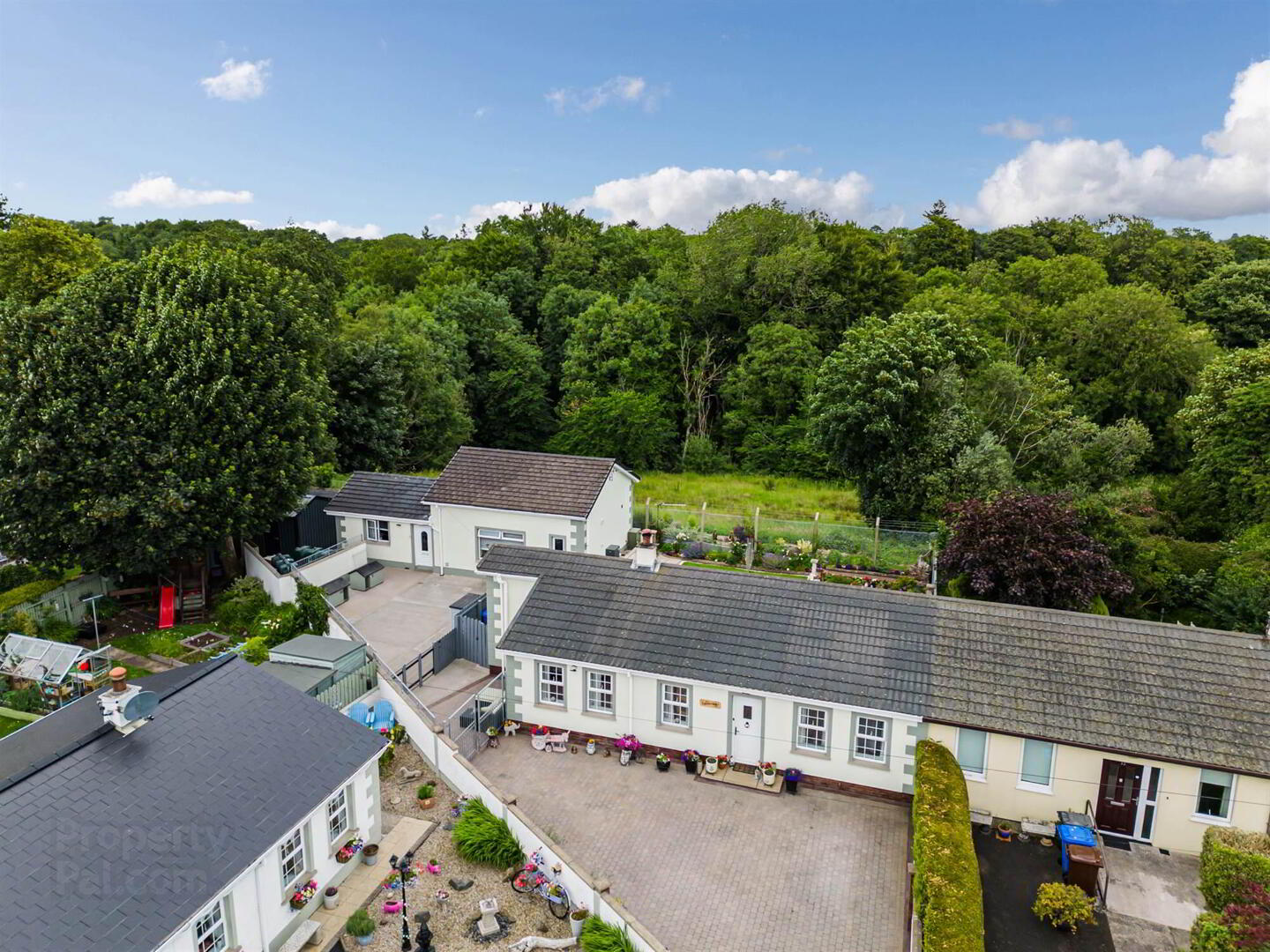 11 Camlin Gardens 2 of 32