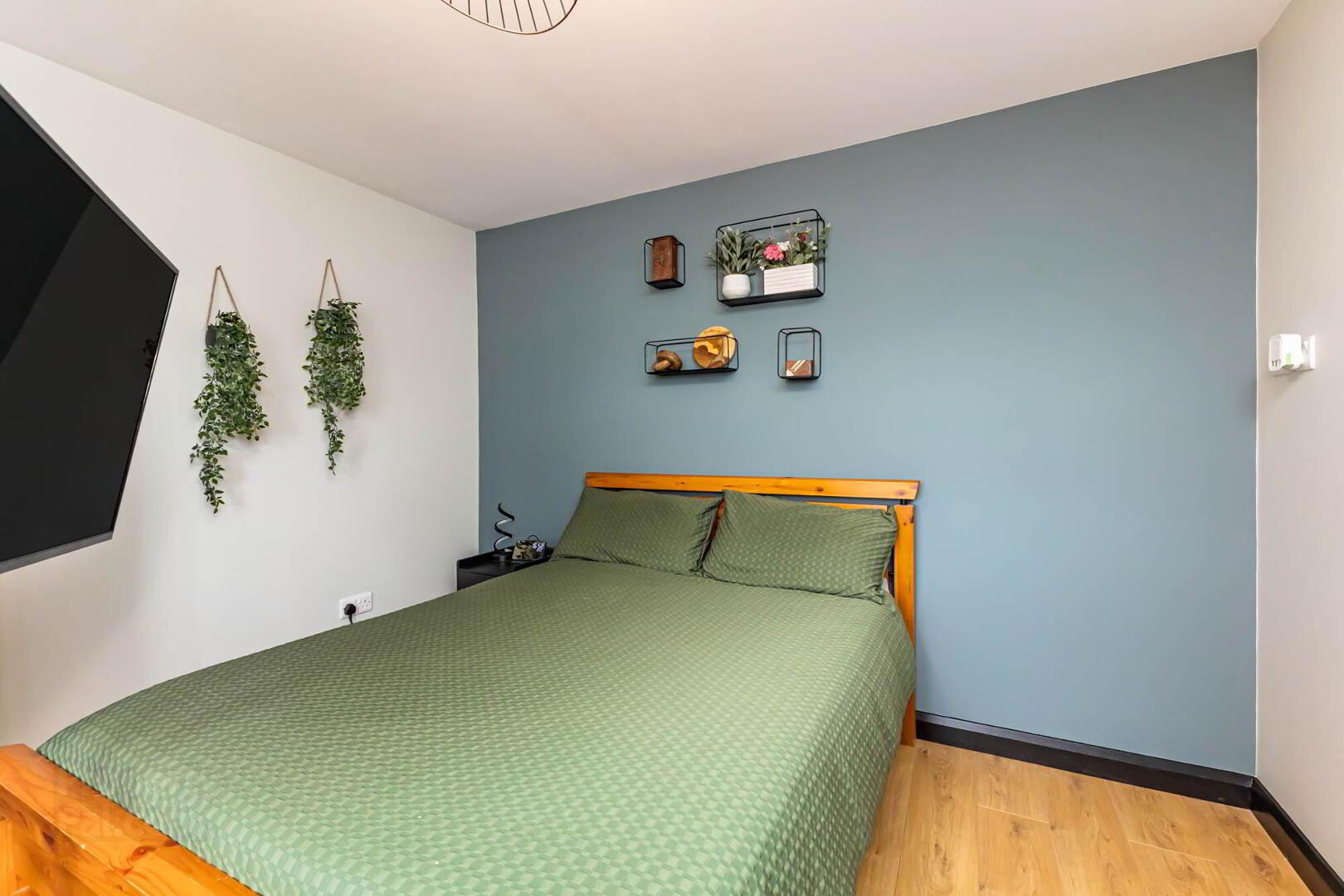 11 Camlin Gardens 23 of 32