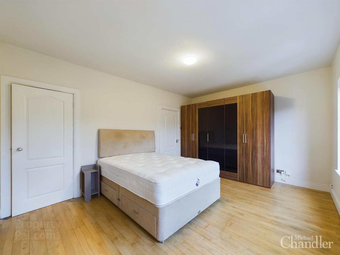 Apt 6, Holyrood Manor 11 of 17