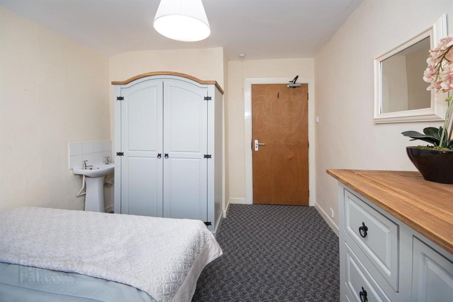 Room 5, 96 Cromwell Road 2 of 2