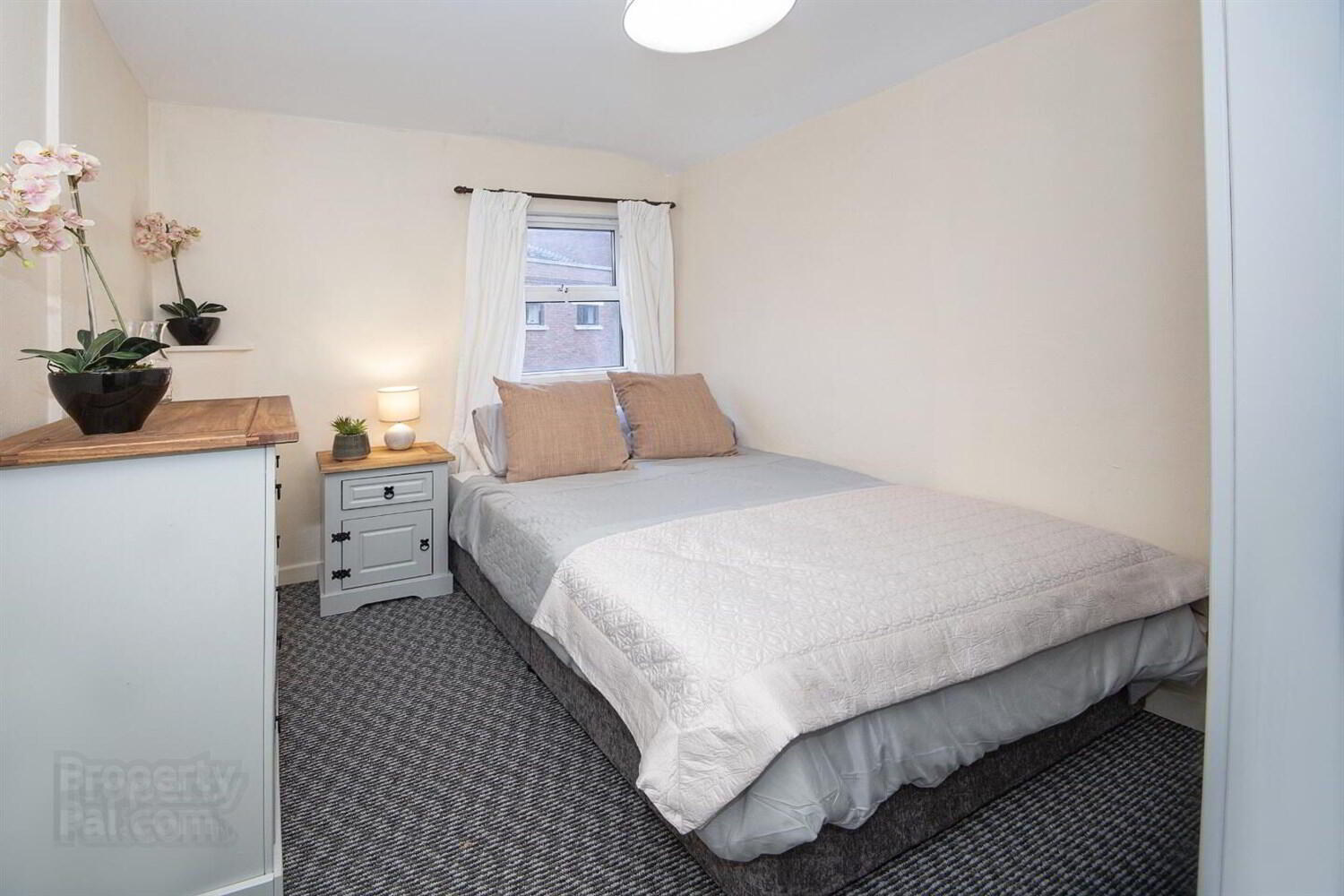 Room 5, 96 Cromwell Road 1 of 2