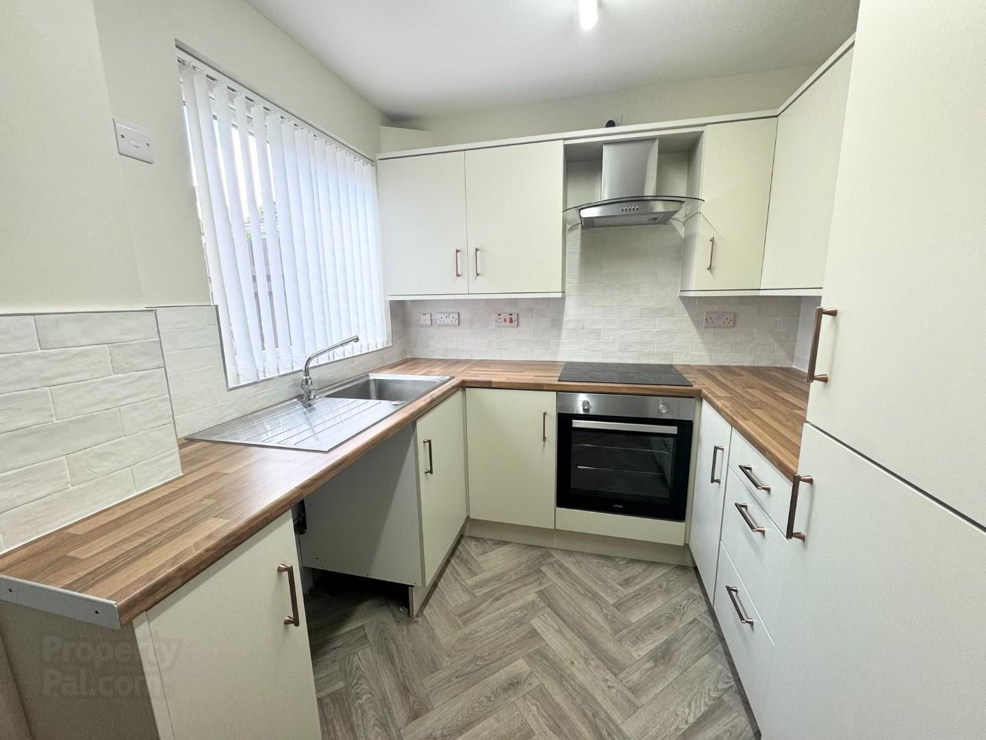 17 Rathmore Crescent 5 of 15