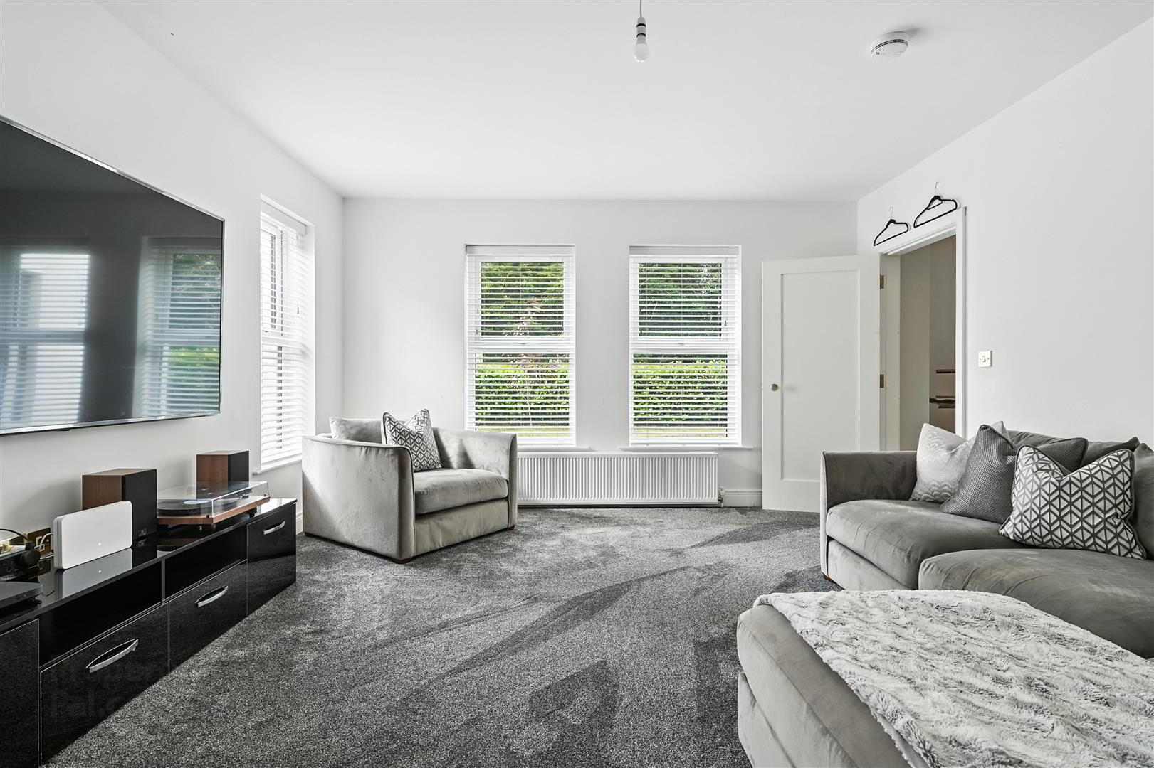 193 Castle Road 17 of 38