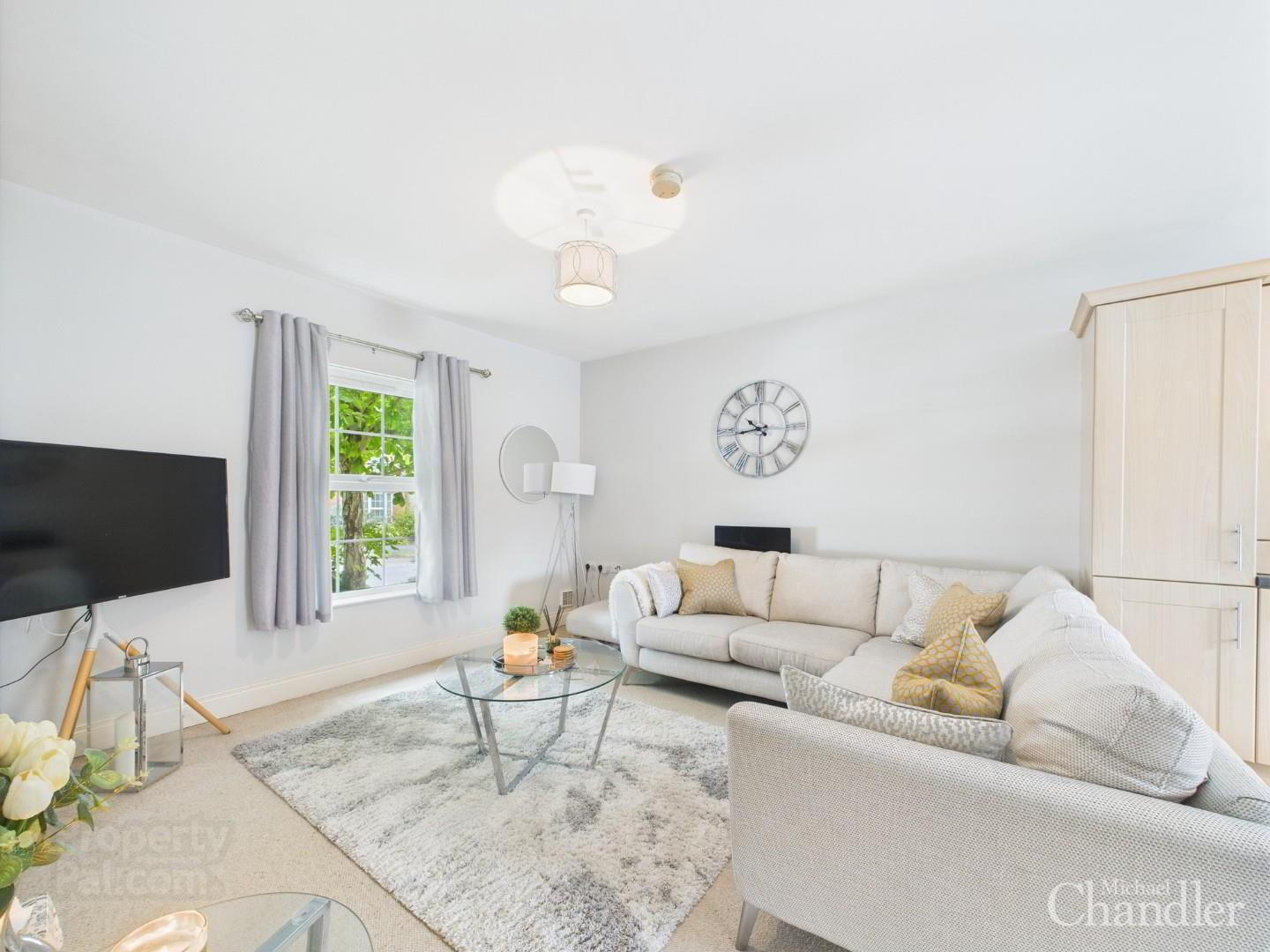 8 Lady Wallace Road 3 of 12
