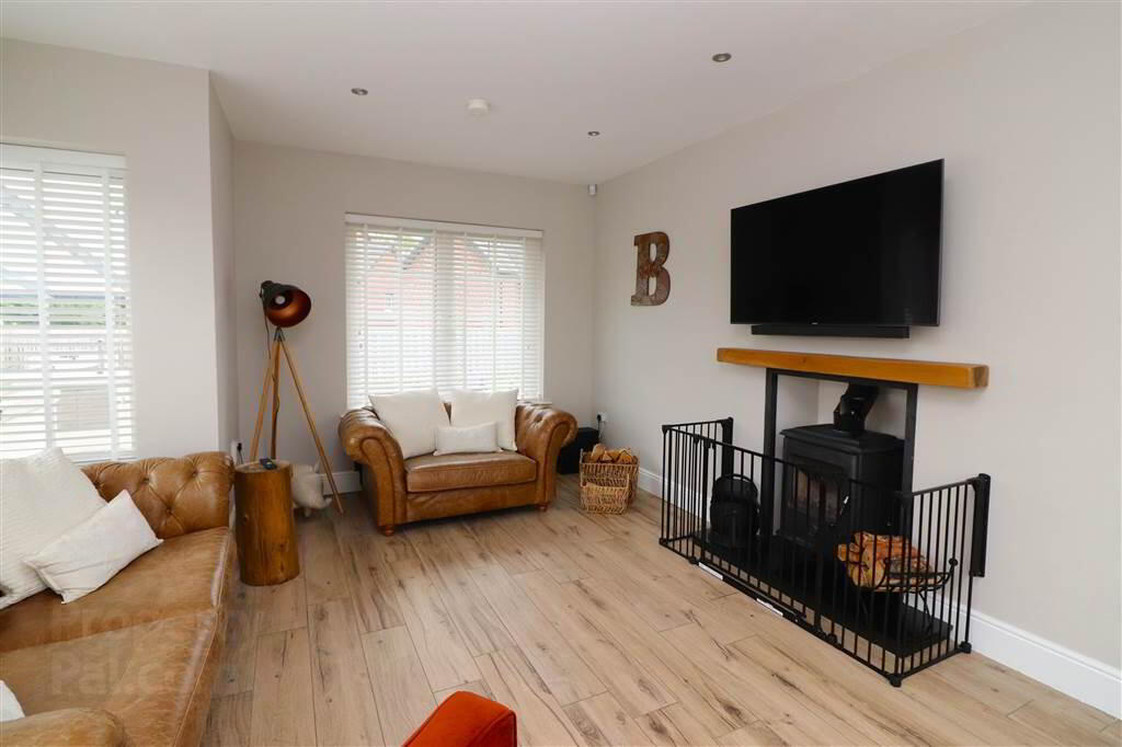 30 Fairfields Manor 2 of 21