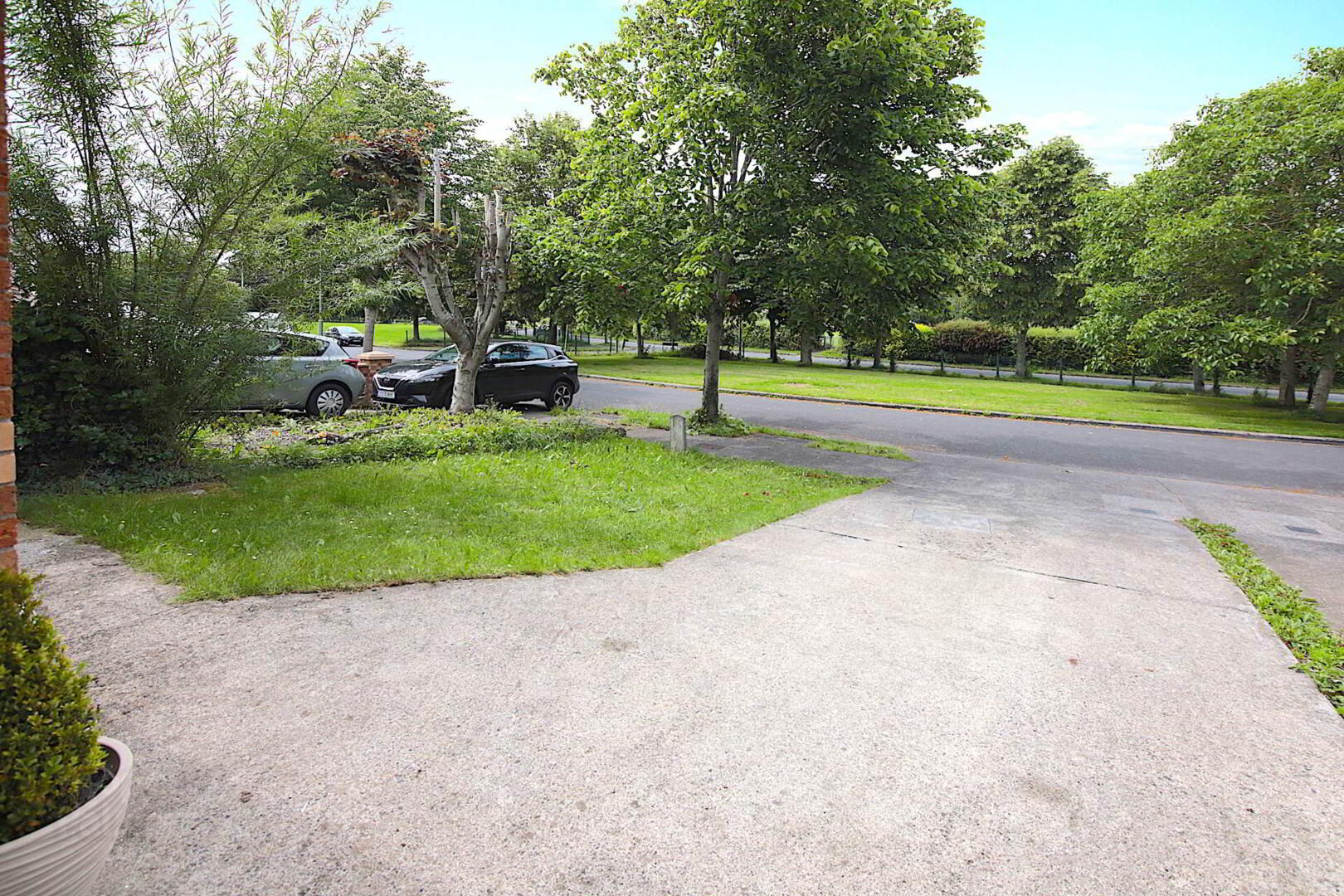 11 Manorfields Crescent 2 of 29