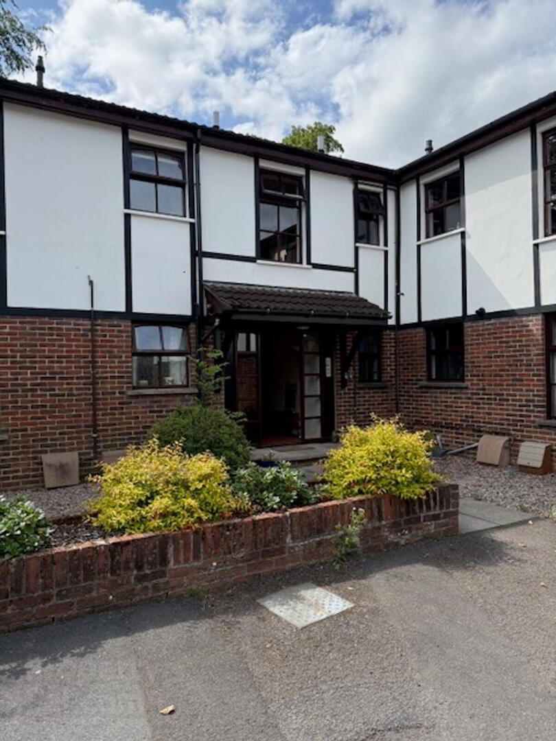 Apt 17 The Stables, Cairnburn Belmont 1 of 15