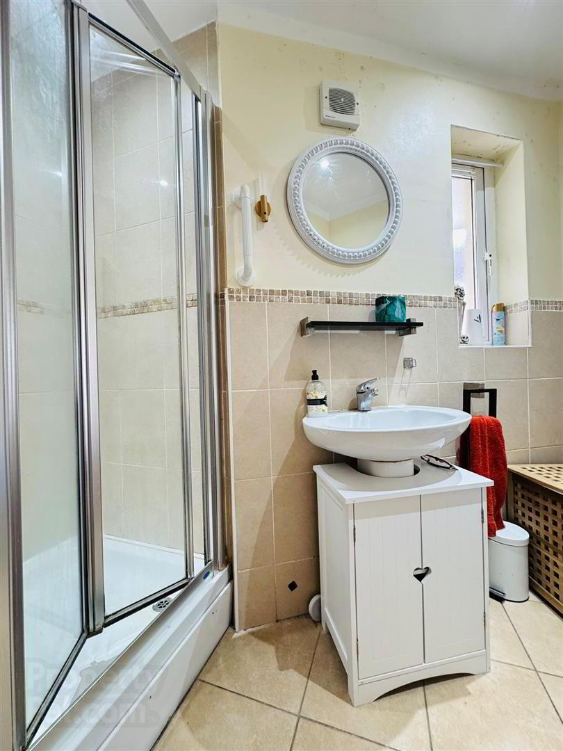 Apt 5, 14 St. Quentin Avenue 8 of 13
