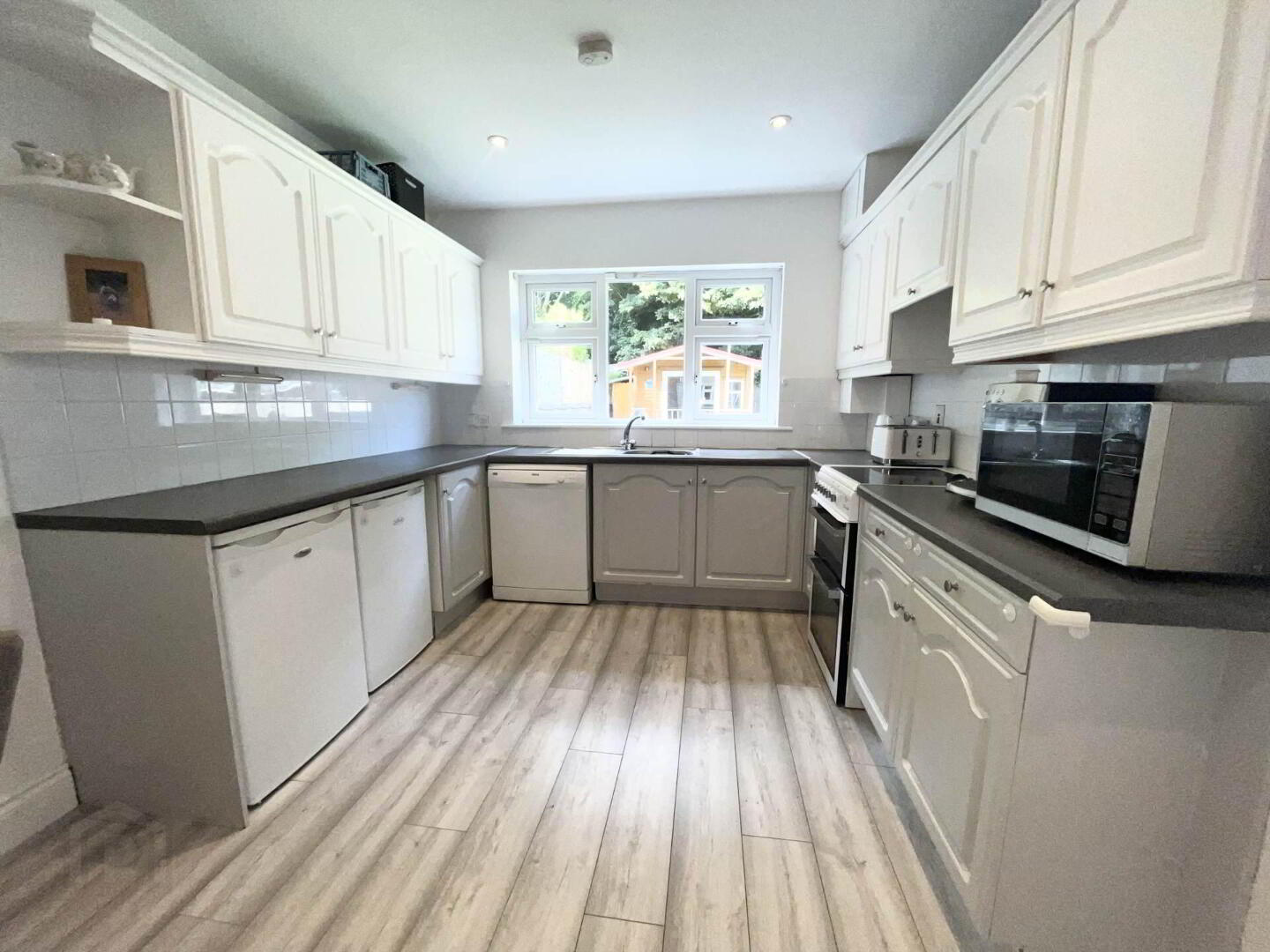 89 East Avenue 7 of 27