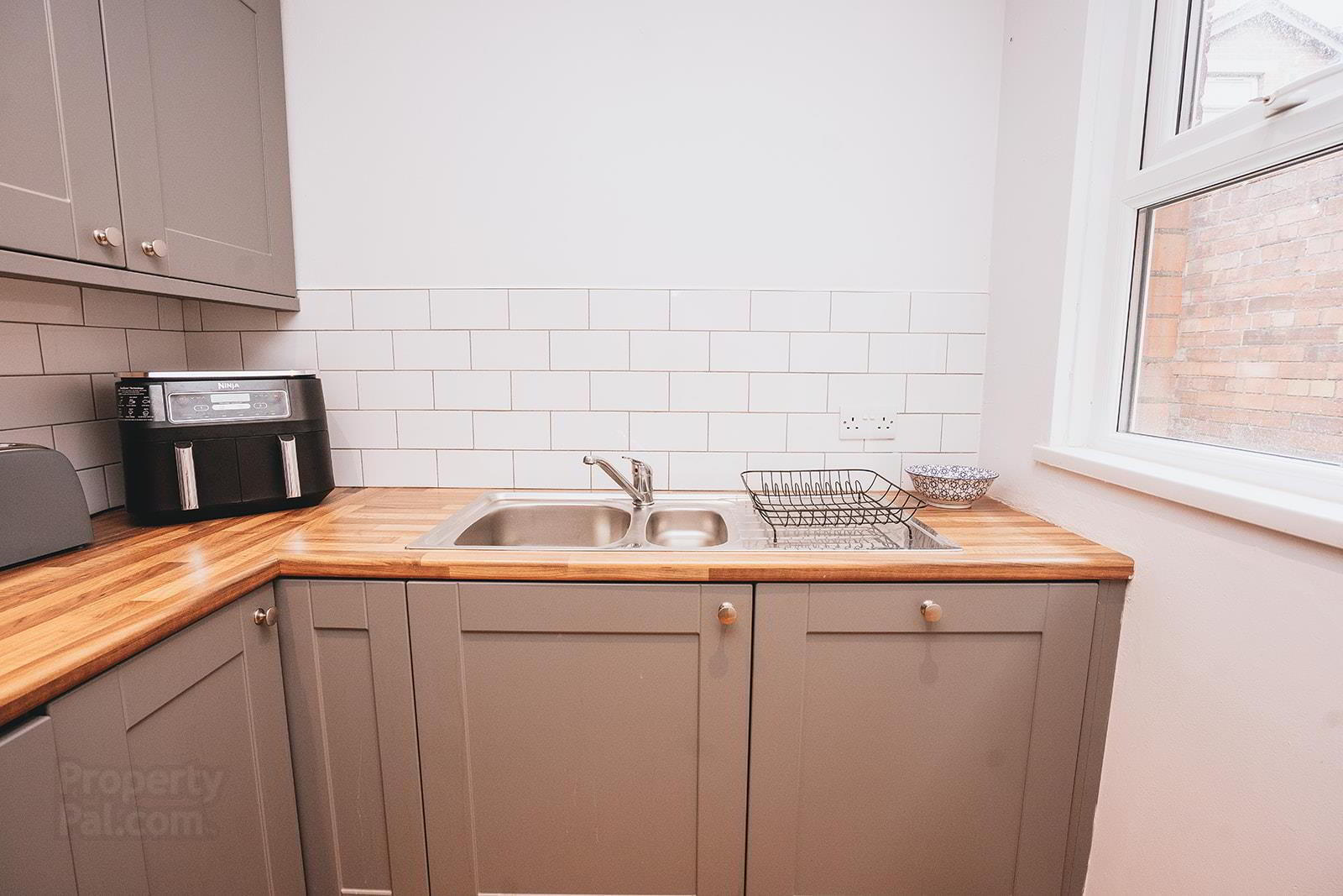 34 Elaine Street 16 of 49