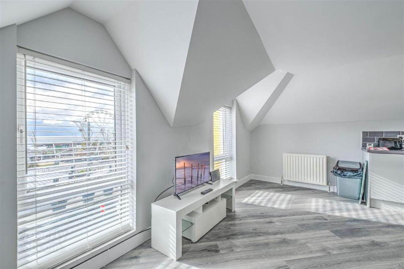 Apt 2, 2 Dunluce Avenue 5 of 15