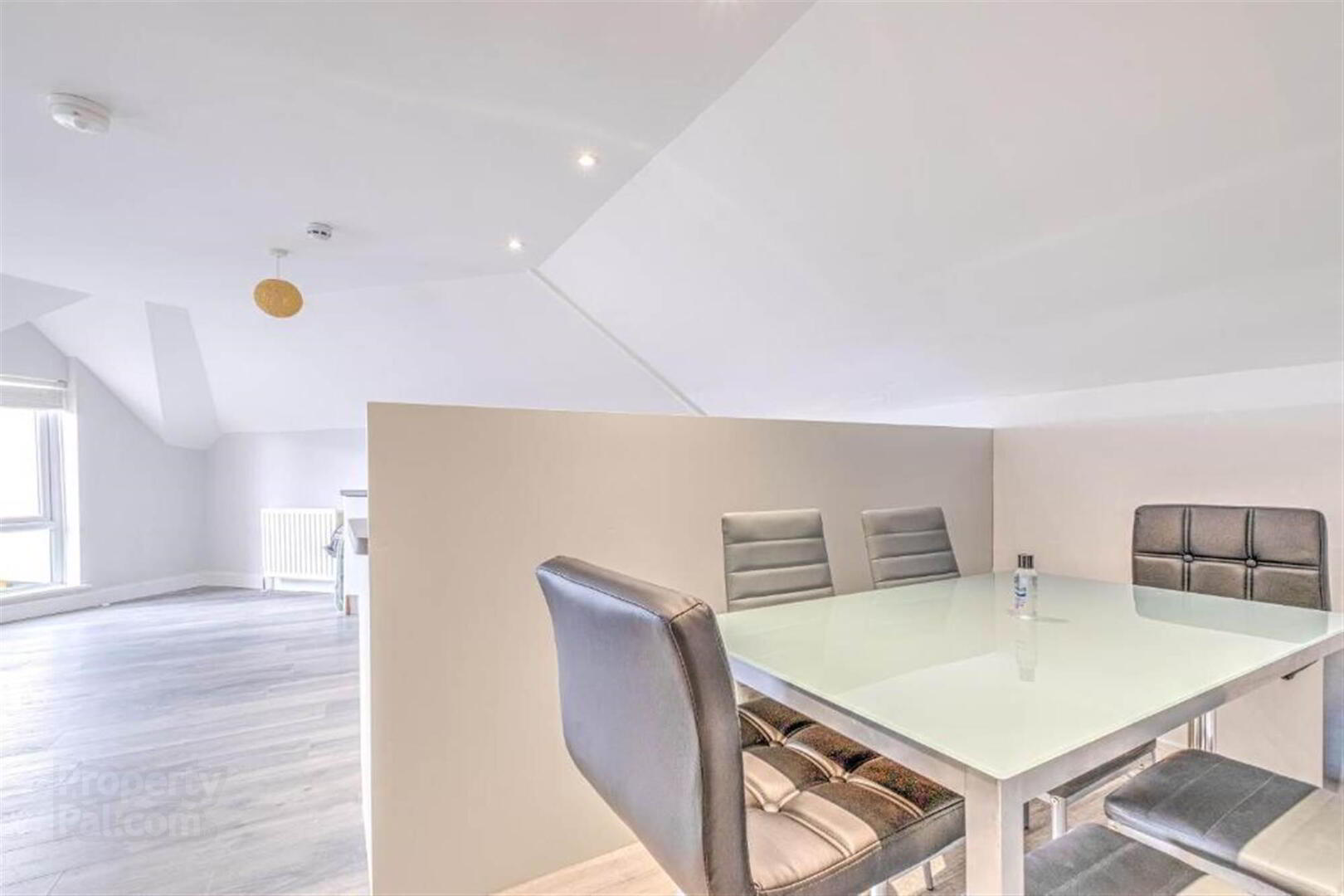 Apt 2, 2 Dunluce Avenue 8 of 15