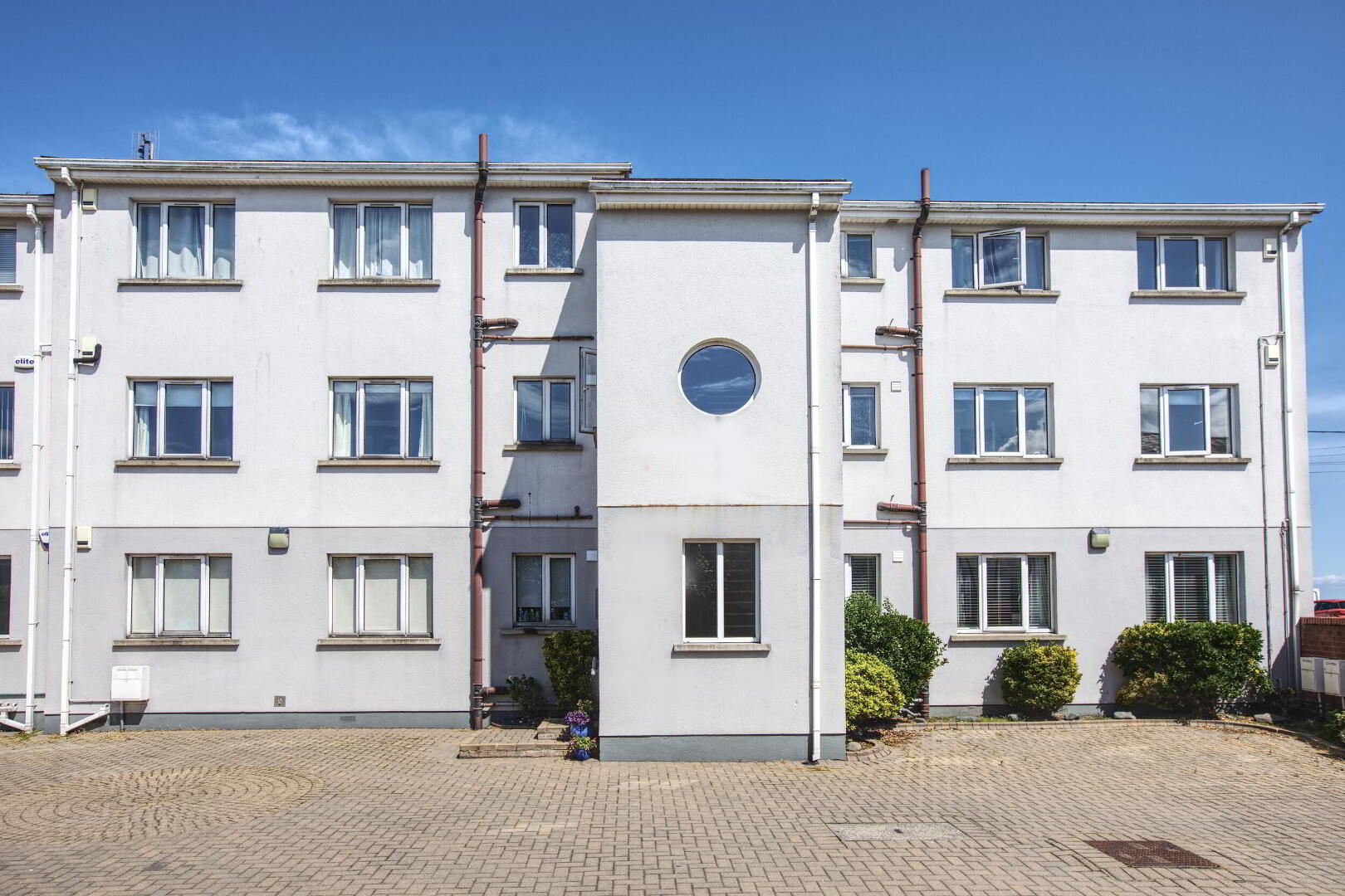 4 Dormans Court 1 of 9