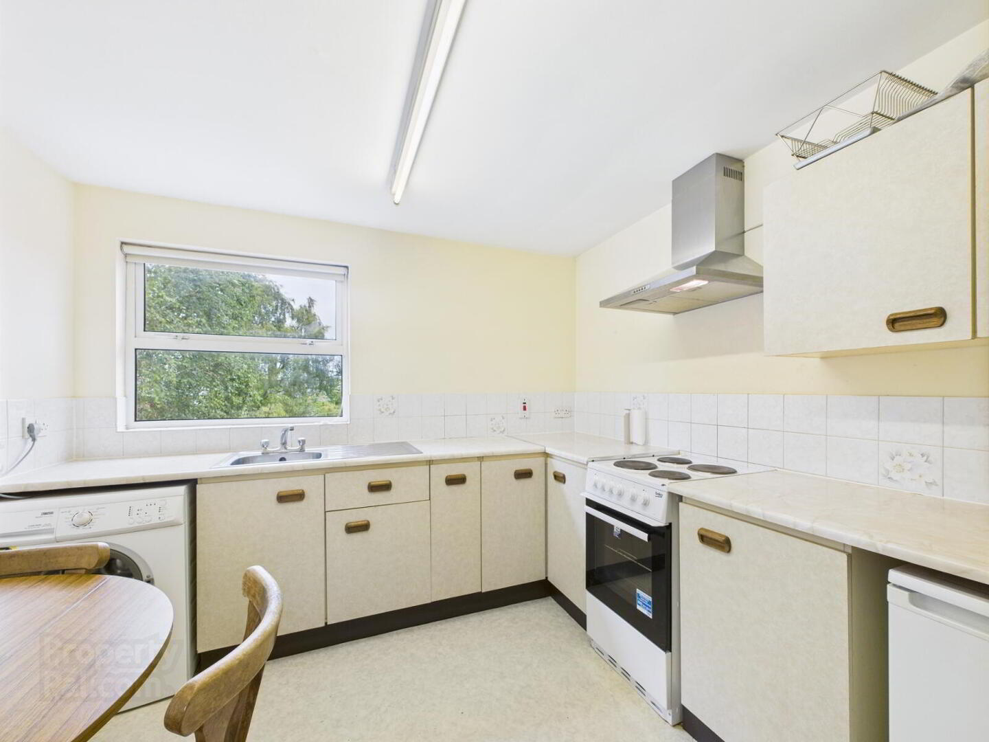 Flat 6, 90 Eglantine Avenue 6 of 10