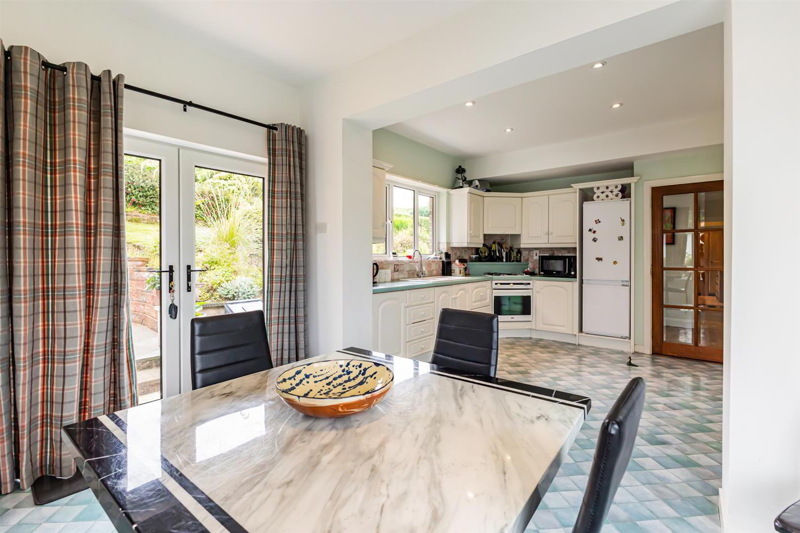 53 Spa Road 8 of 18