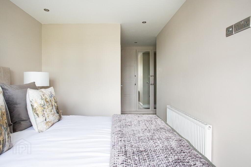 Apt 13 Lesley Park Royal, 1 Rosepark Gardens 9 of 14
