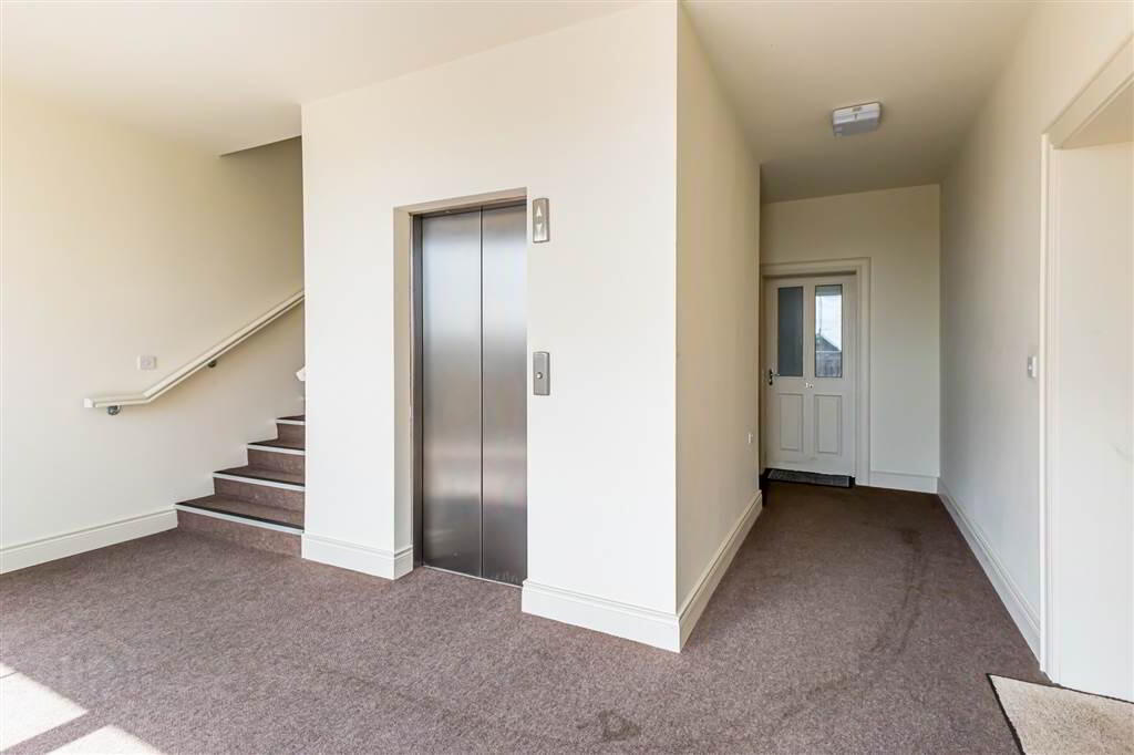 36 Lady Wallace Walk 5 of 31