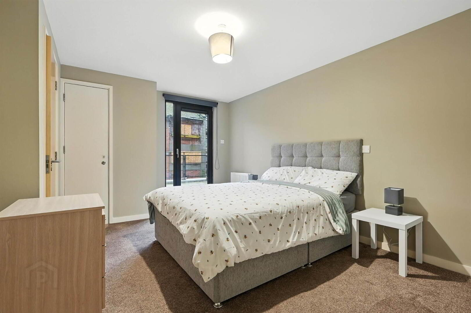 38 Queens Square 8 of 12