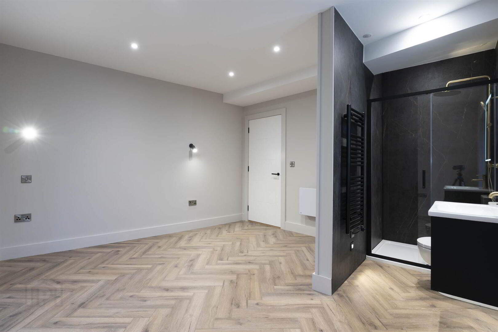 Apt 3, 37 West 17 of 19