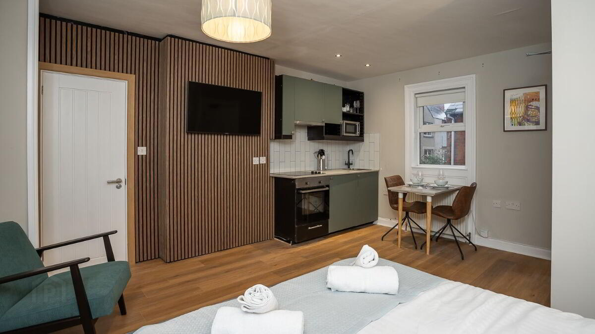 Apt 1, 31 Wellington Park 5 of 9