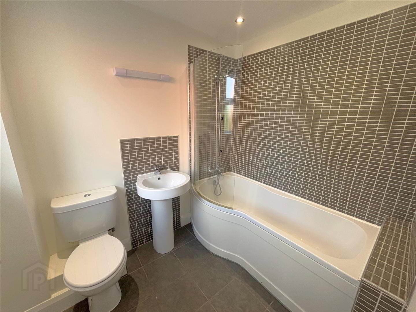Apt 4, 50 Fortwilliam Demesne 11 of 14