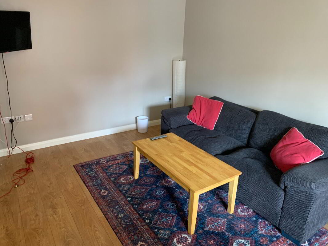 Apt 2 Ivy House, 1 Walnut Street 3 of 5