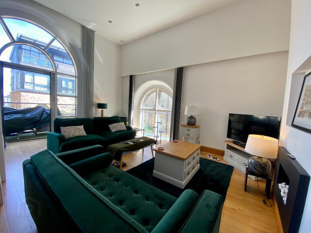 16a The Linen House 3 of 13