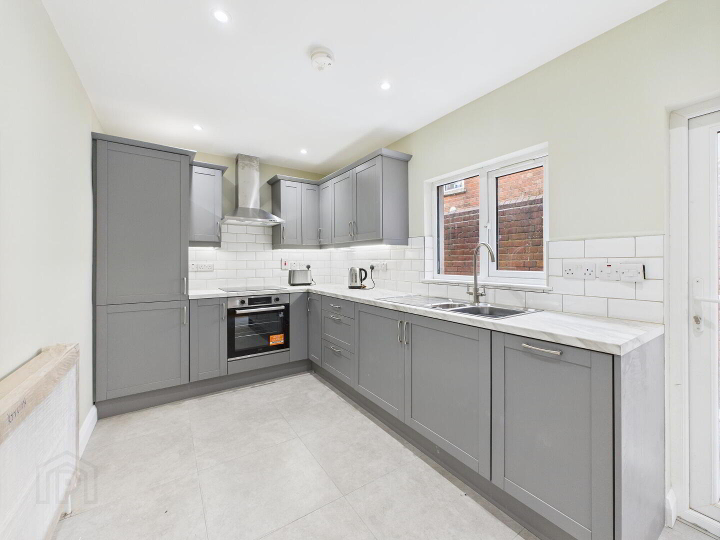 204 Ravenhill Avenue 5 of 17