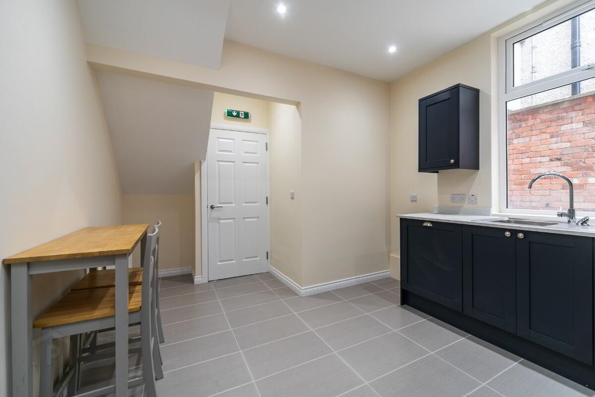Apt 1, 112 Eglantine Avenue 7 of 14