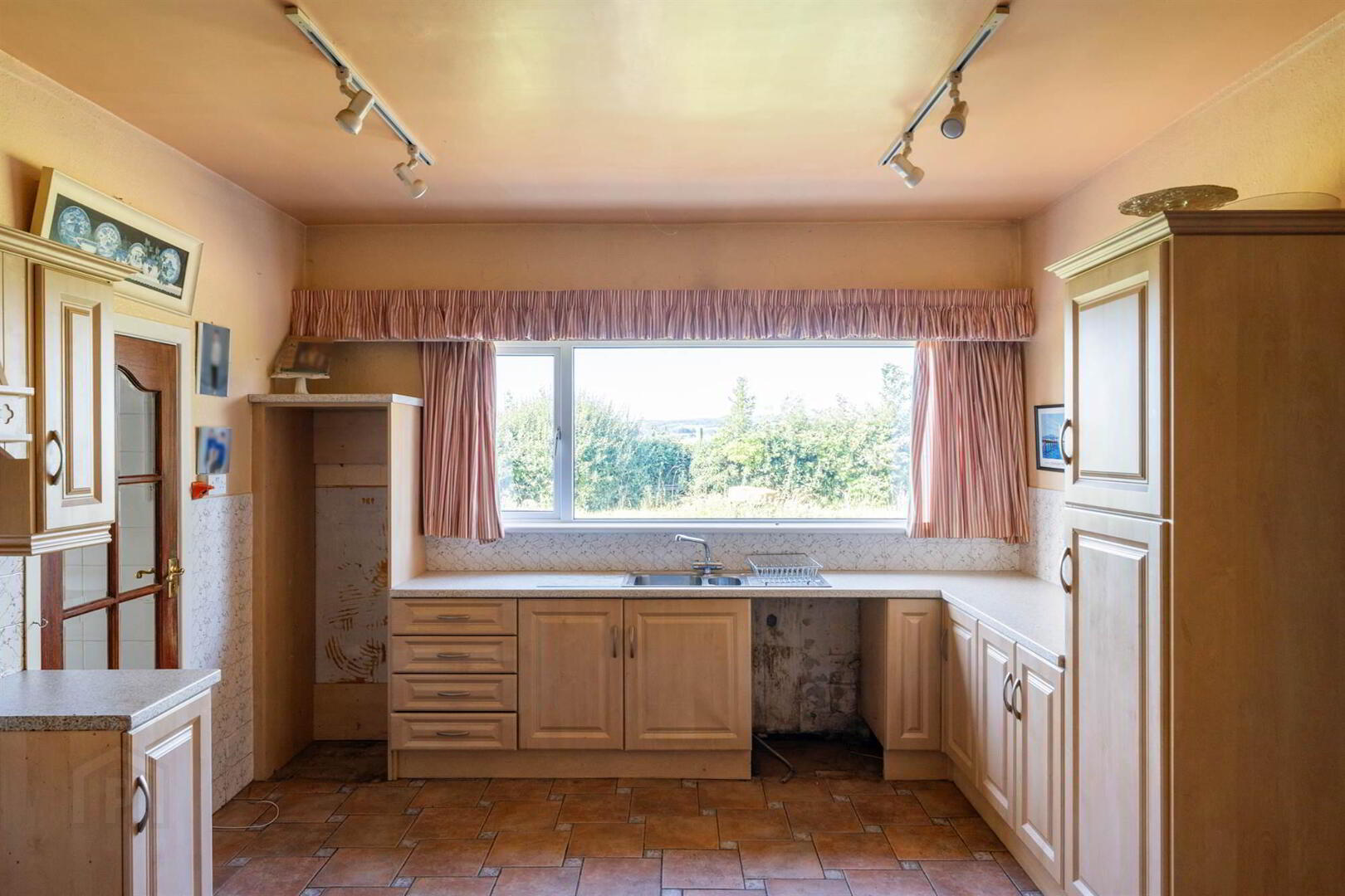 25 Hillhead Road 11 of 28