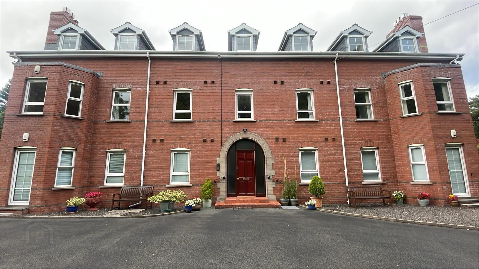 Apt 8 Knockdene Manor, 39-41 Knockdene Park South 1 of 8