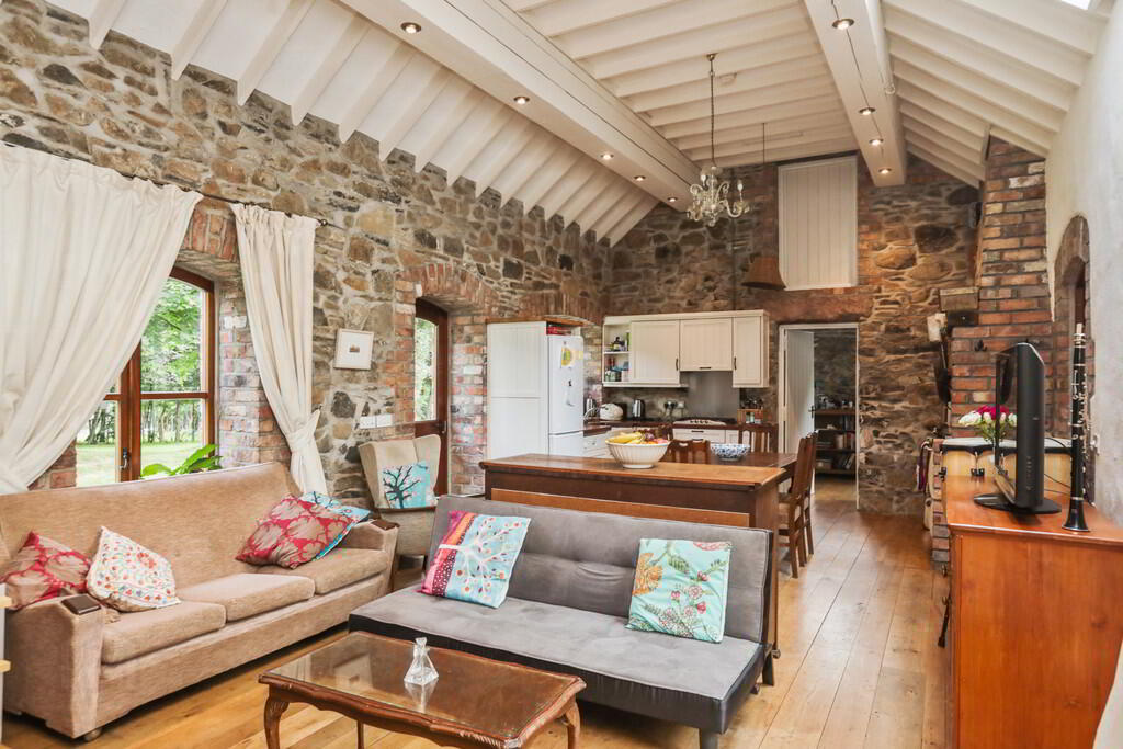 31 Cabra Road 8 of 34