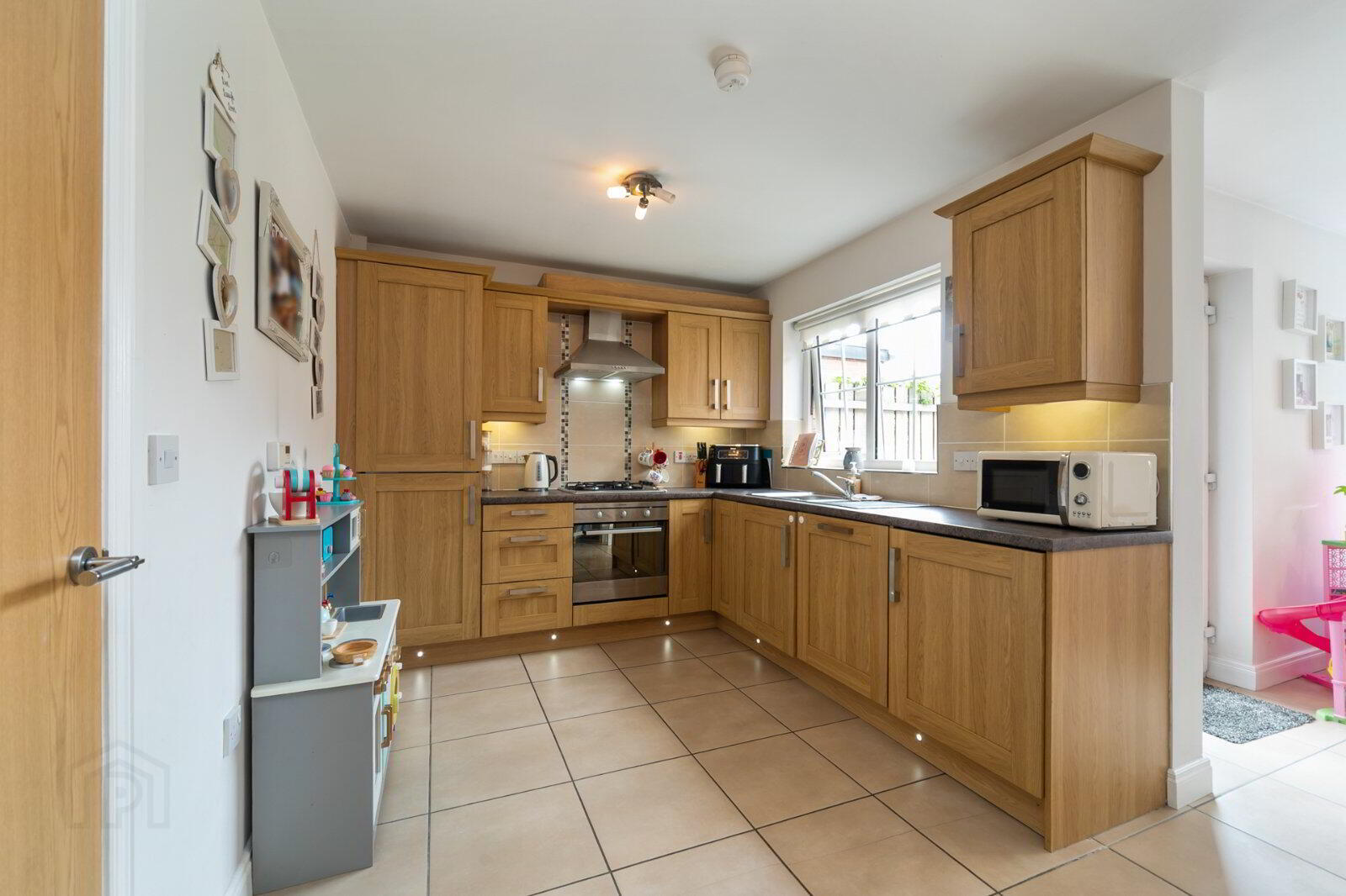 10 Lady Wallace Brae 4 of 14