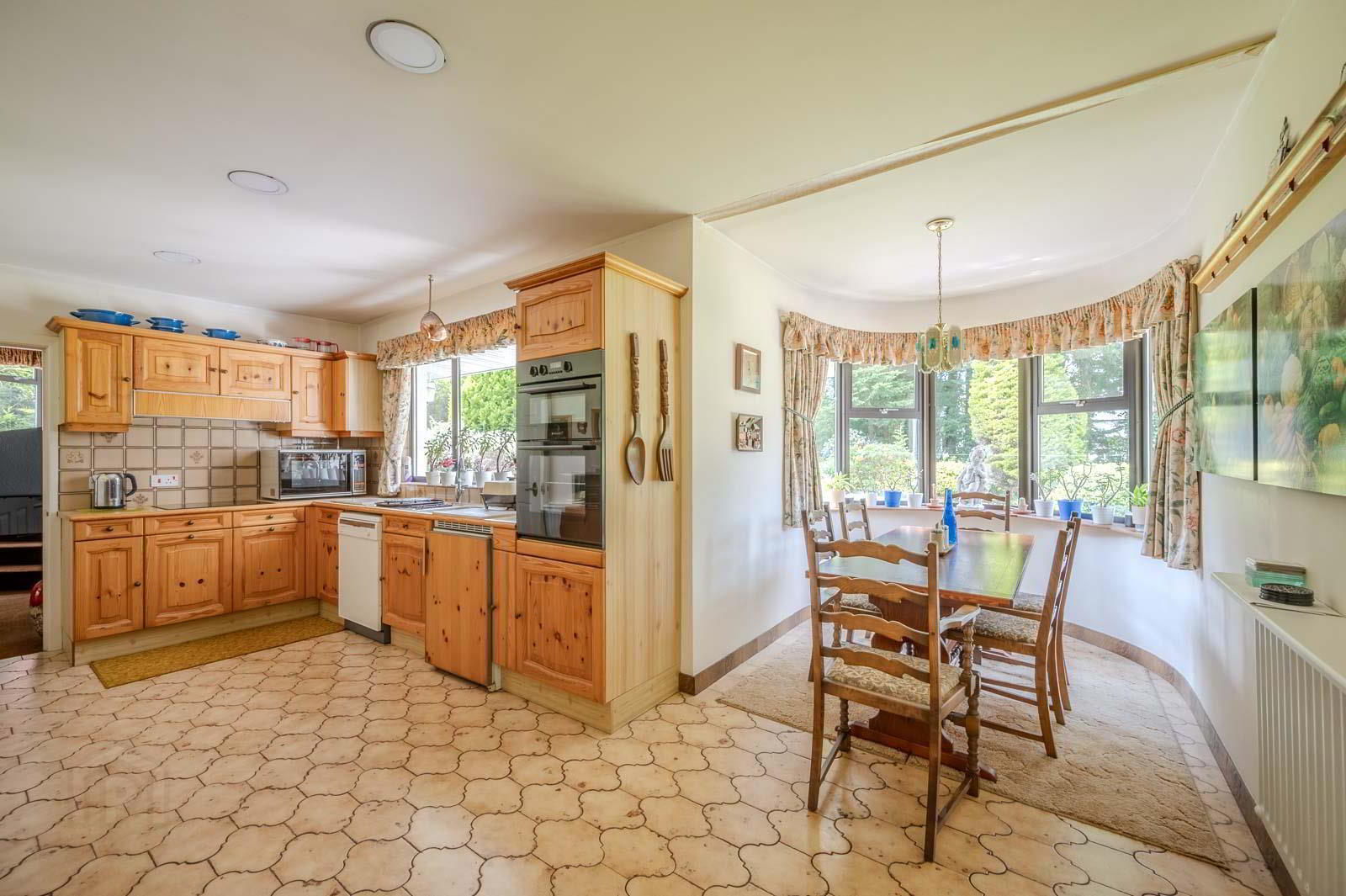 12a Circular Road West 16 of 36