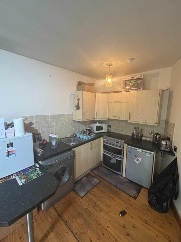 Apartment 3 87 Eglantine Avenue 2 of 8