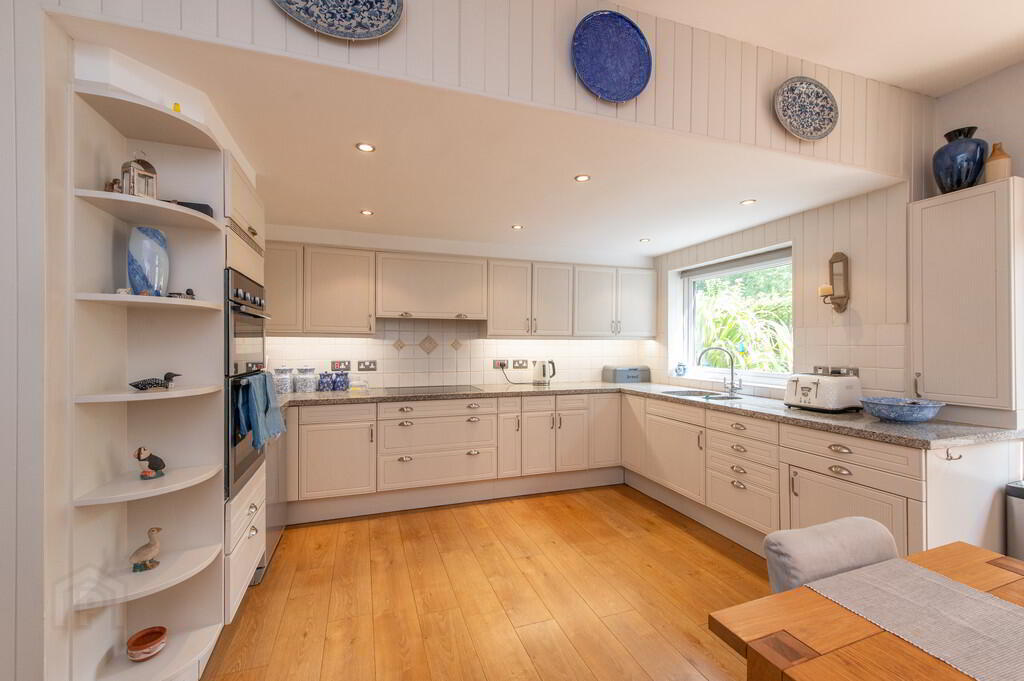 "Latharna", 14 Lenamore Avenue 8 of 39