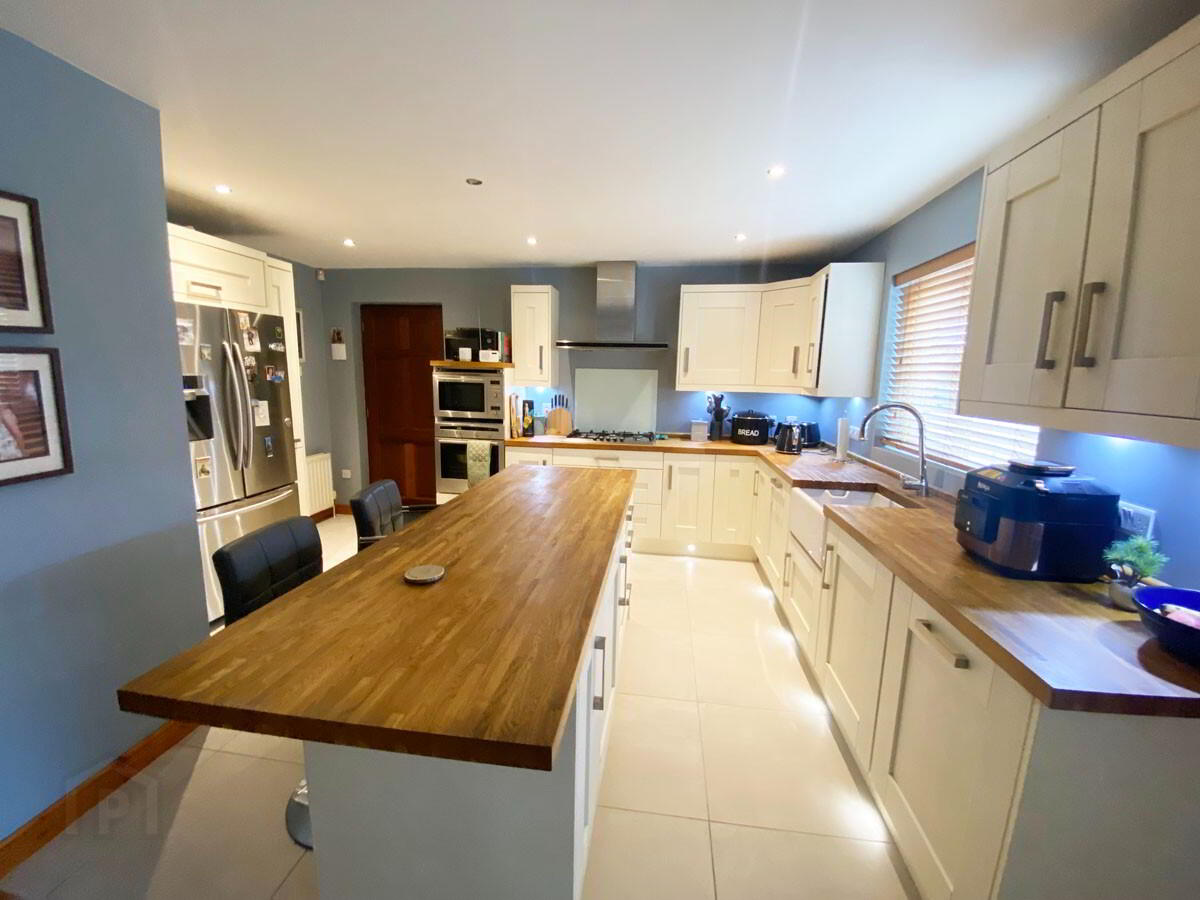 17 Milfort Crescent 6 of 16
