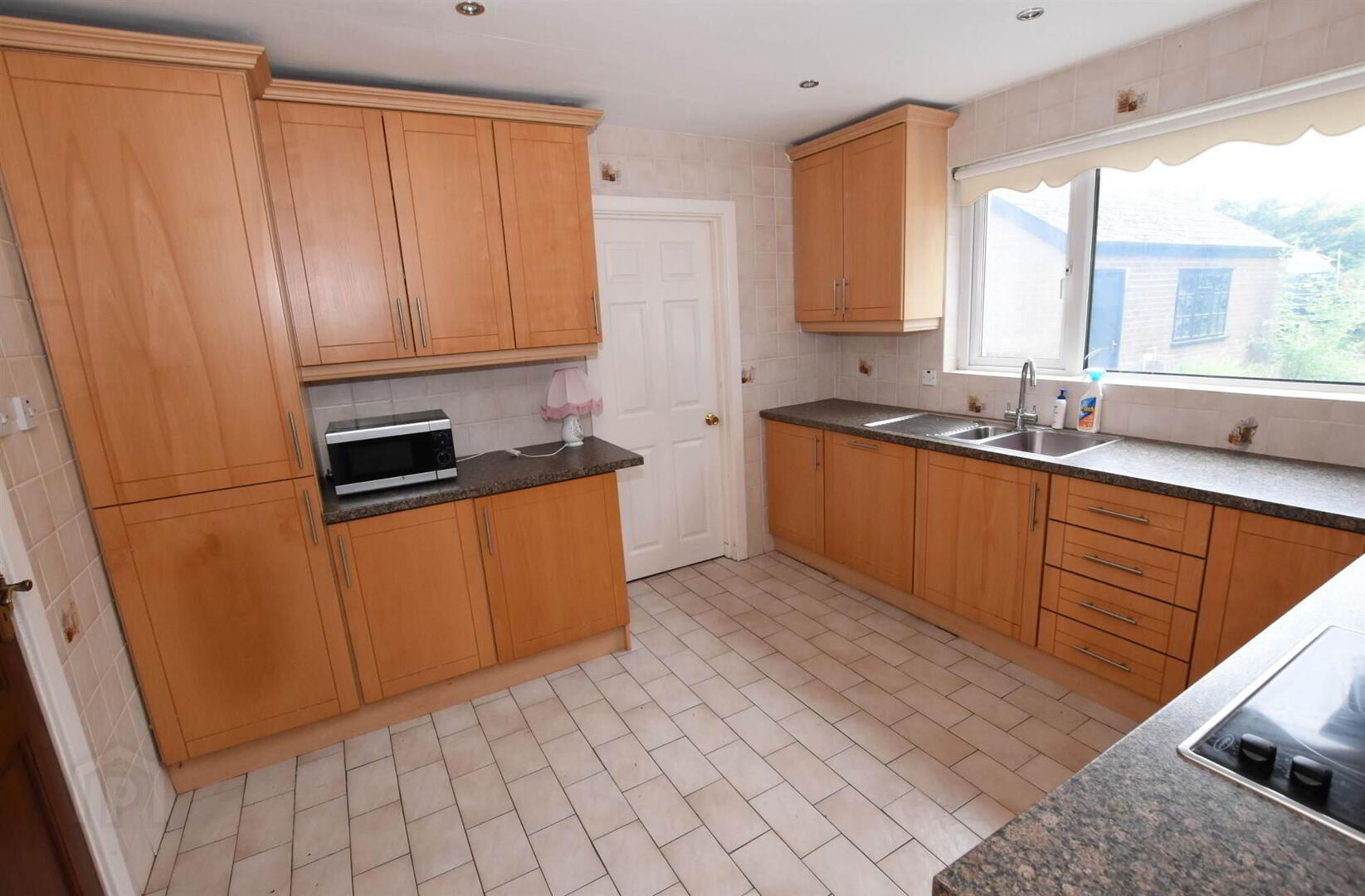 8 Beverley Avenue 7 of 20