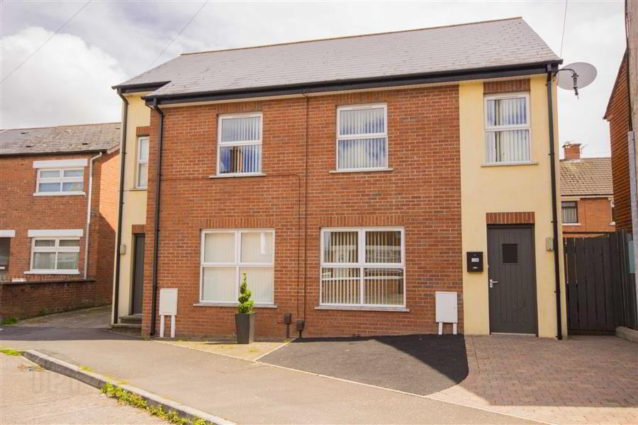 12a Glenhoy Drive 1 of 10