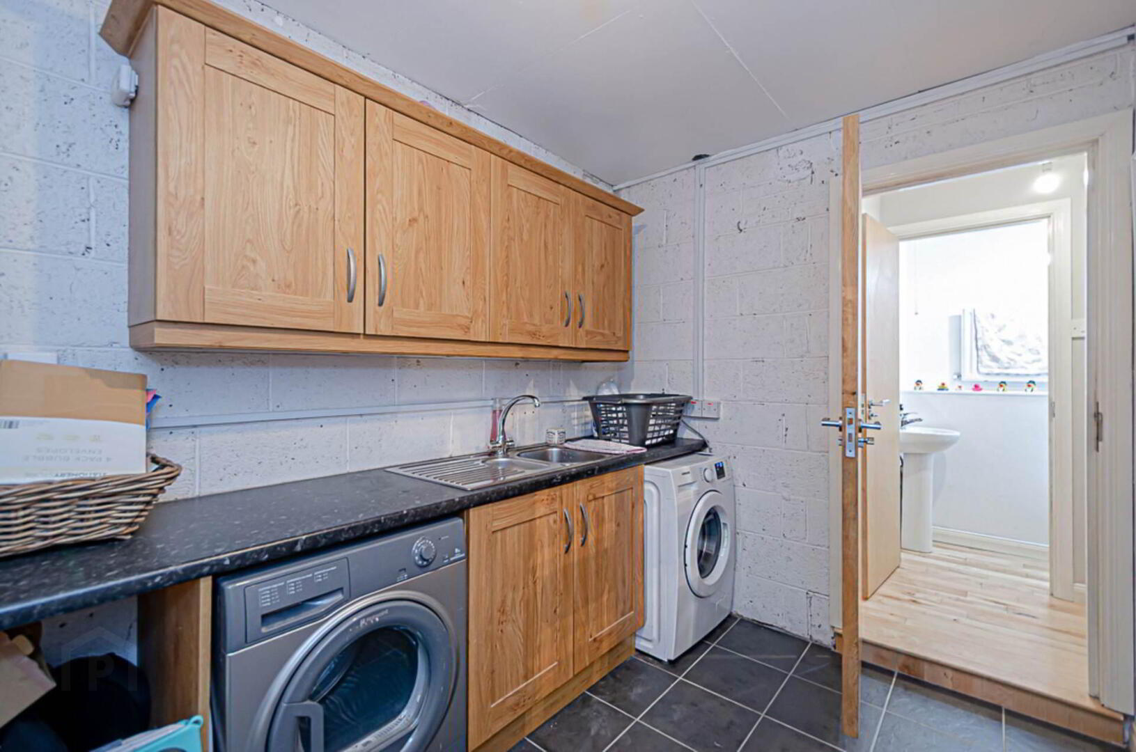 2 Thornhill Grove 27 of 60