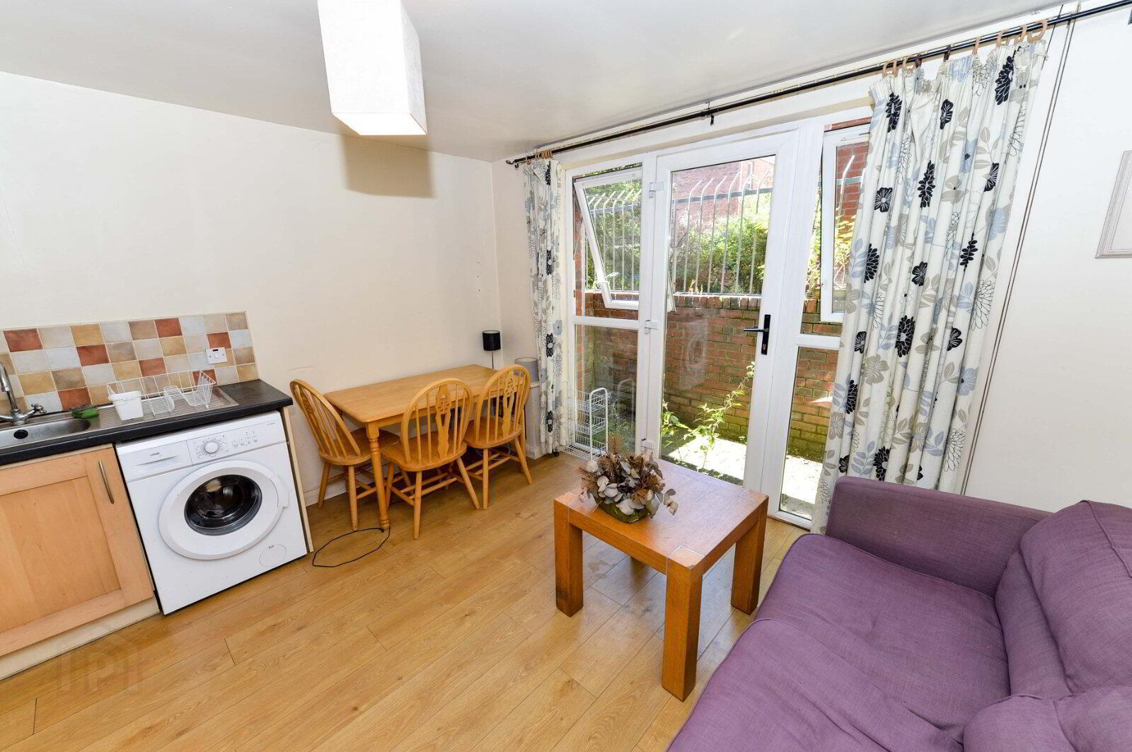 Flat 2, 97 Eglantine Avenue 3 of 8