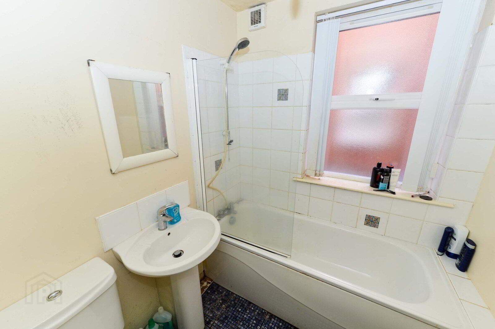 Flat 2, 97 Eglantine Avenue 7 of 8