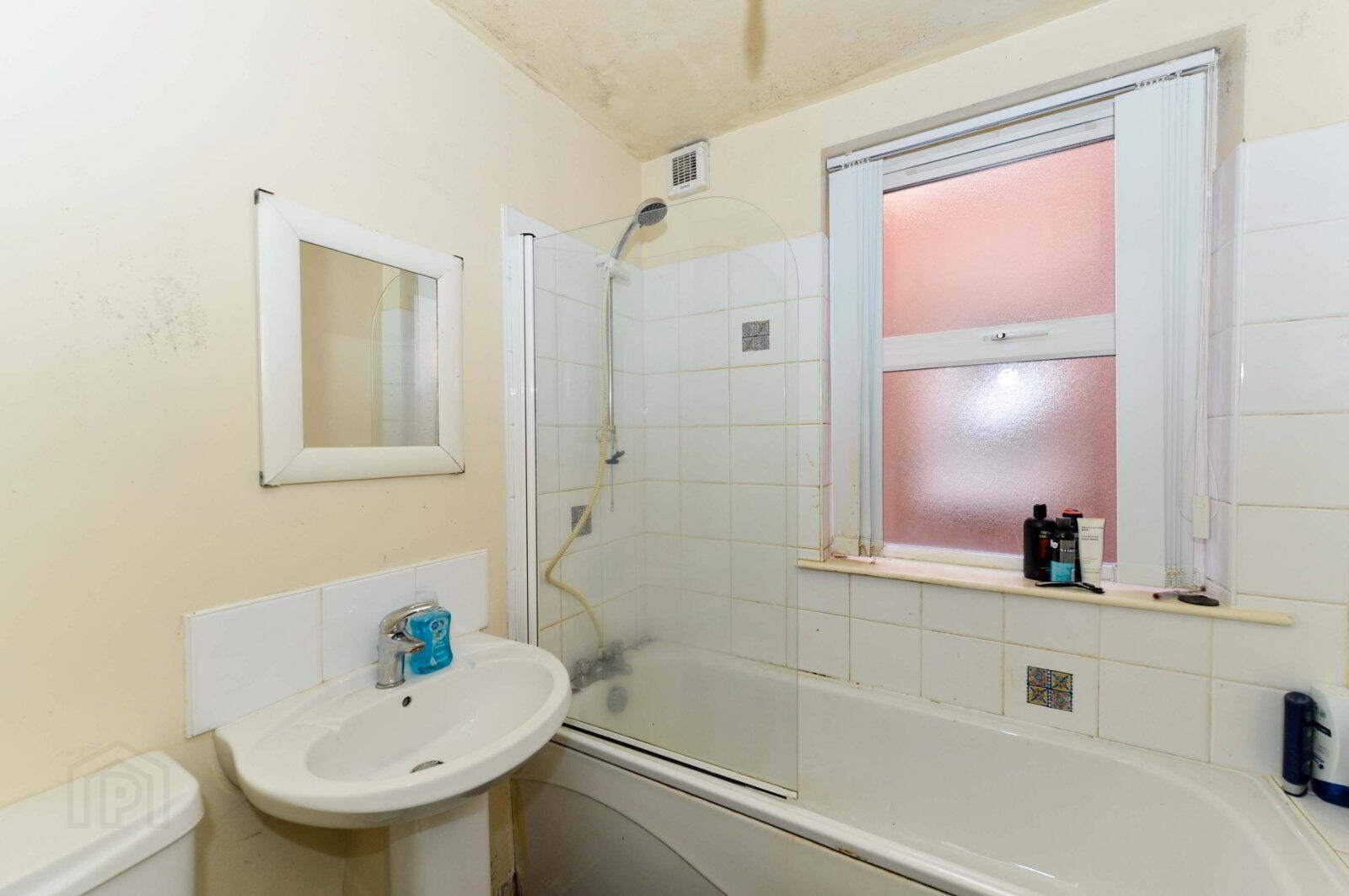 Flat 2, 97 Eglantine Avenue 8 of 8