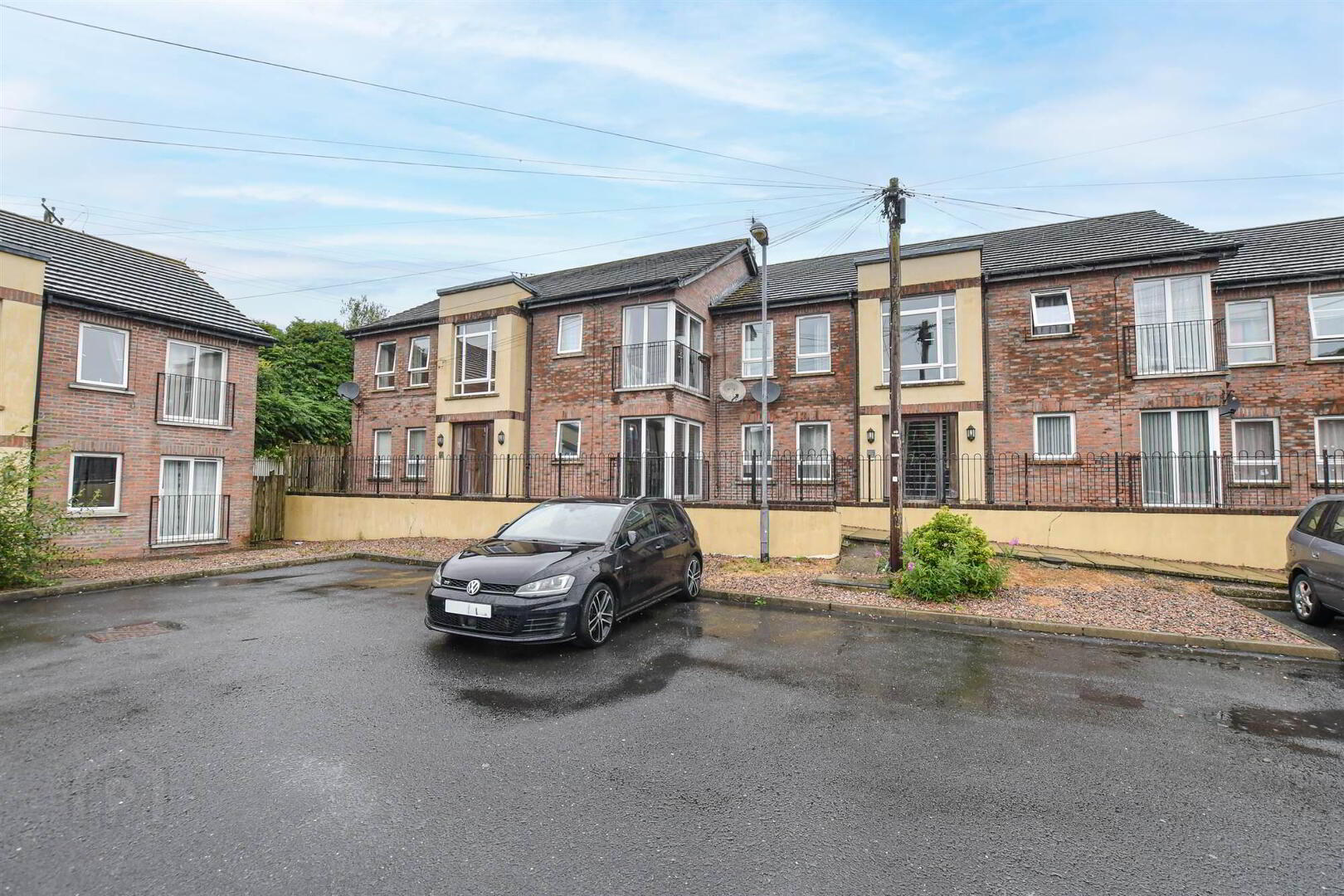 9 Meadowfields Close 3 of 13